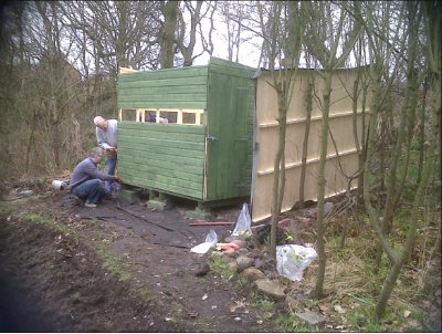 Paul Lythgoe and Paul Heaton constructing the hide.